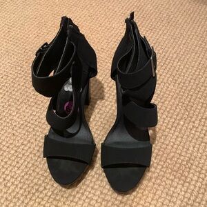 Report black high heeled super traction bottom rear zip up shoes size 6.5 Report